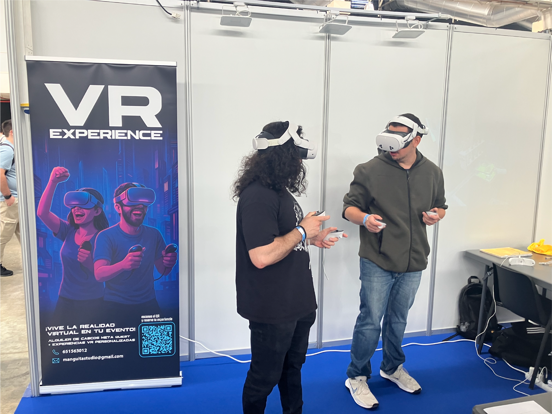 Gente jugando VR en evento